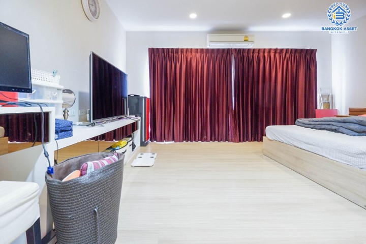 *****ทาวน์โฮมมือสองย่านนนทบุรี ม.บ้านกลางเมือง รัตนาธิเบศร์ หลังมุม เนื้อที่กว้าง 18.50 ตร.ว.  ฟังก์ชัน 3 ห้องนอน 3 ห้องน้ำ ที่จอดรถ 2 คัน แถมเฟอร์นิเจอร์บิ้วอินทั้งบ้าน! ทำเลเดินทางสะดวก เพียง 10 นาทีถึงรถไฟฟ้าสายสีม่วง "สถานีแยกนนทบุรี 1"